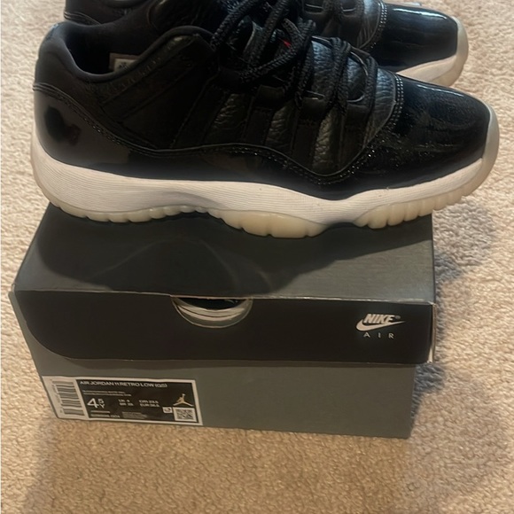 Air Jordan 11 boys size 4.5 - Picture 3 of 3